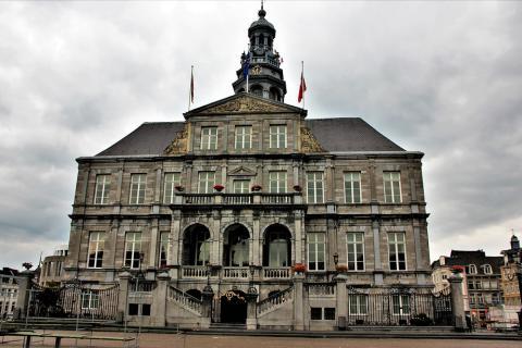 City hall. The French for "city hall" is "hôtel de ville".