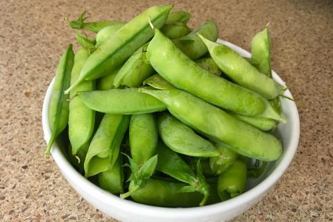 Sugar peas. The Thai for "sugar peas" is "ลันเตา".