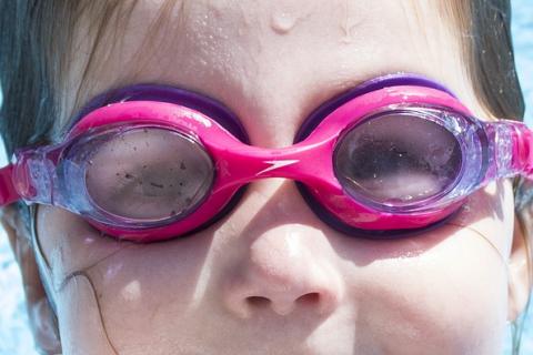 Swimming goggles. The Thai for "swimming goggles" is "แว่นตาว่ายน้ำ".