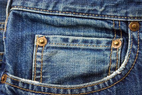 Trouser pocket. The Thai for "trouser pocket" is "กระเป๋ากางเกง".