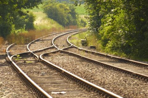 Tracks. The Dutch for "tracks" is "sporen". Tracks. The Dutch for "tracks" is "sporen".