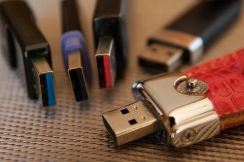 USB. The Dutch for "USB" is "USB". USB. The Dutch for "USB" is "USB".