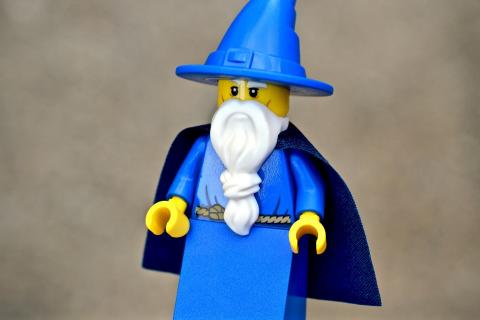 A wizard. The Dutch for "a wizard" is "een tovenaar". A wizard. The Dutch for "a wizard" is "een tovenaar".