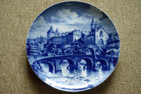A plate. The Dutch for "a plate" is "een bord".