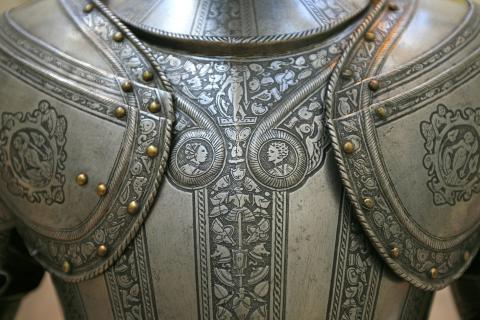 Armour. The Dutch for "armour" is "harnas".