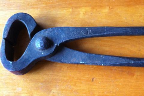 Pincers. The Dutch for "pincers" is "tang". Pincers. The Dutch for "pincers" is "tang".