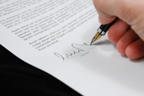To sign. The Dutch for "to sign" is "ondertekenen". To sign. The Dutch for "to sign" is "ondertekenen".