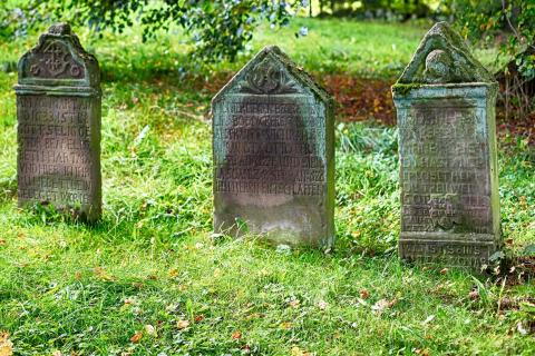 Grave. The Dutch for "grave" is "graf". Grave. The Dutch for "grave" is "graf".