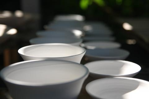 The bowl. The Dutch for "the bowl" is "de kom".