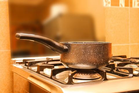 Saucepan. The Dutch for "saucepan" is "pan". Saucepan. The Dutch for "saucepan" is "pan".