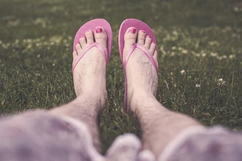 Flip-flops. The Dutch for "flip-flops" is "teenslippers".