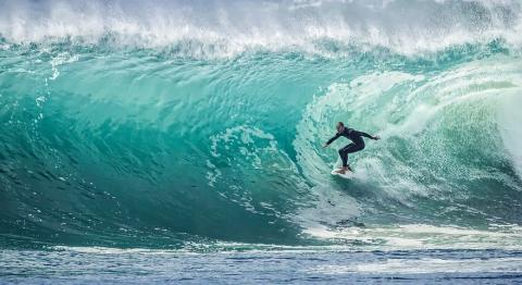 To surf. The Dutch for "to surf" is "surfen". To surf. The Dutch for "to surf" is "surfen".