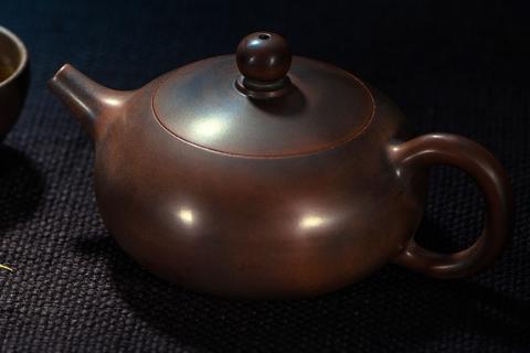 Teapot. The Dutch for "teapot" is "theepot". Teapot. The Dutch for "teapot" is "theepot".