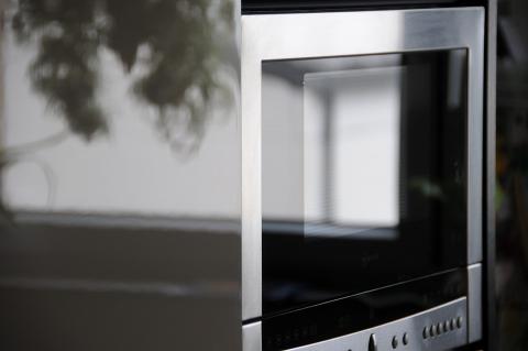 Microwave. The Dutch for "microwave" is "magnetron". Microwave. The Dutch for "microwave" is "magnetron".