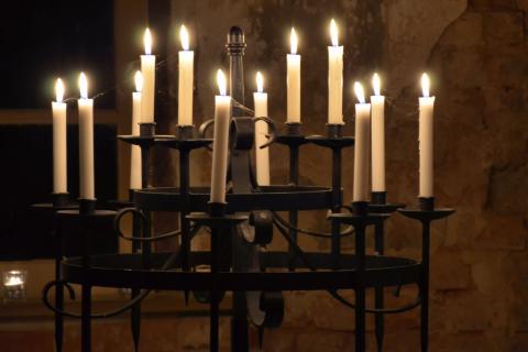 Candlesticks. The Dutch for "candlesticks" is "kandelaars". Candlesticks. The Dutch for "candlesticks" is "kandelaars".