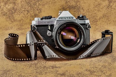 Film camera. The Dutch for "film camera" is "filmcamera". Film camera. The Dutch for "film camera" is "filmcamera".