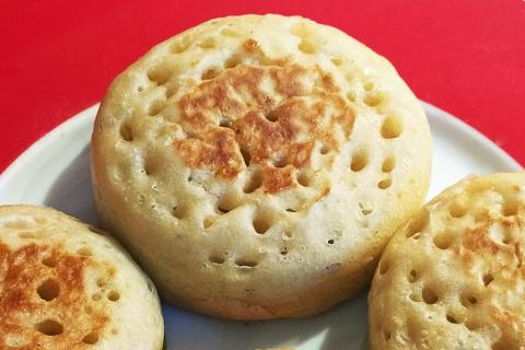 Crumpet. The Dutch for "crumpet" is "beschuitbol". Crumpet. The Dutch for "crumpet" is "beschuitbol".