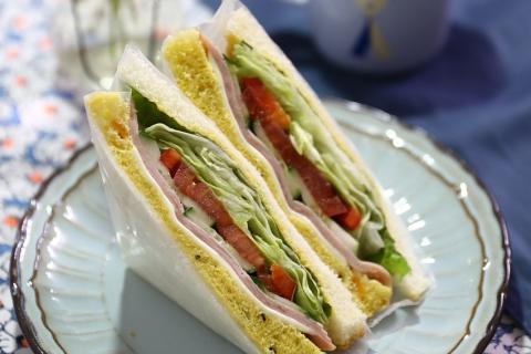 Sandwiches. The Dutch for "sandwiches" is "sandwichen". Sandwiches. The Dutch for "sandwiches" is "sandwichen".