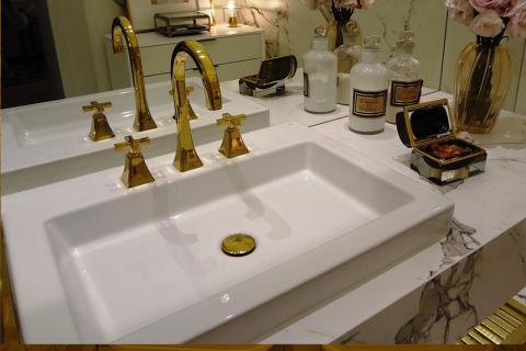 Bathroom sink. The French for "bathroom sink" is "lavabo".