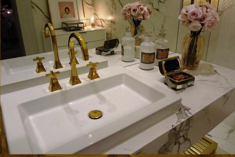 A bathroom sink. The French for "a bathroom sink" is "un lavabo".