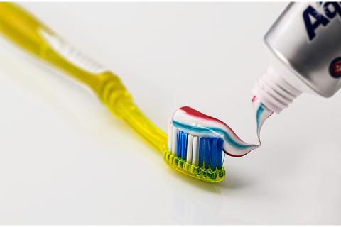 Some toothpaste. The French for "some toothpaste" is "du dentifrice". Some toothpaste. The French for "some toothpaste" is "du dentifrice".