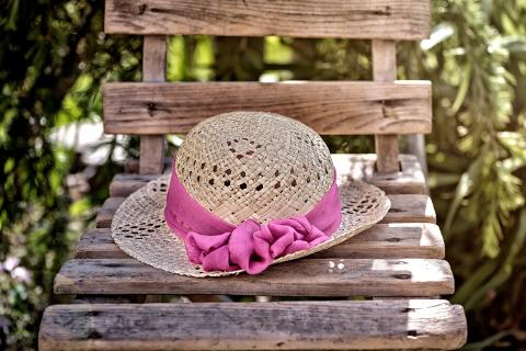 Hat. The French for "hat" is "chapeau".
