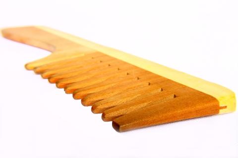 A comb. The French for "a comb" is "un peigne".