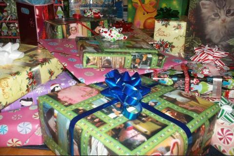 On the twenty-fifth of December, it’s Christmas Day! Children open the presents brought by Father Christmas.. The French for "On the twenty-fifth of December, it’s Christmas Day! Children open the presents brought by Father Christmas." is "Le vingt-cinq décembre, c’est Noël ! Les enfants ouvrent les cadeaux apportés par le père Noël.". On the twenty-fifth of December, it’s Christmas Day! Children open the presents brought by Father Christmas.. The French for "On the twenty-fifth of December, it’s Christmas Day! Children open the presents brought by Father Christmas." is "Le vingt-cinq décembre, c’est Noël ! Les enfants ouvrent les cadeaux apportés par le père Noël.".