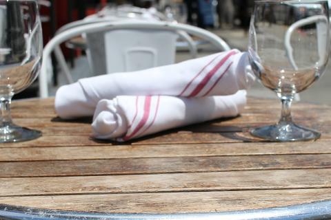 Napkins. The French for "napkins" is "serviettes". Napkins. The French for "napkins" is "serviettes".