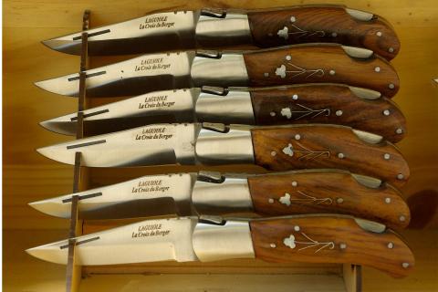 Knives. The French for "knives" is "couteaux".