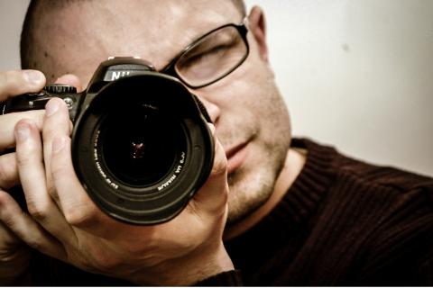 Photographer. The French for "photographer" is "photographe".