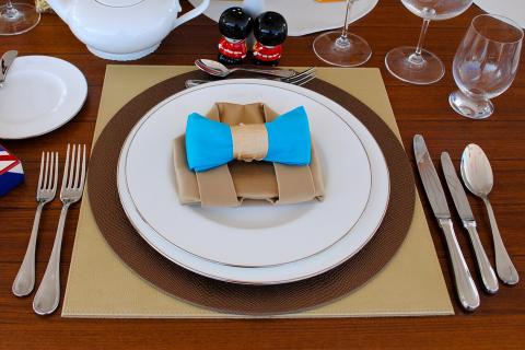 Place setting. The French for "place setting" is "couvert". Place setting. The French for "place setting" is "couvert".