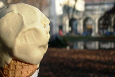 An ice cream. The French for "an ice cream" is "une glace". An ice cream. The French for "an ice cream" is "une glace".