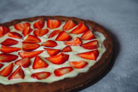 A tart; a pie. The French for "a tart; a pie" is "une tarte".
