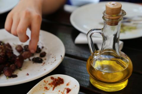 An oil. The French for "an oil" is "une huile". An oil. The French for "an oil" is "une huile".