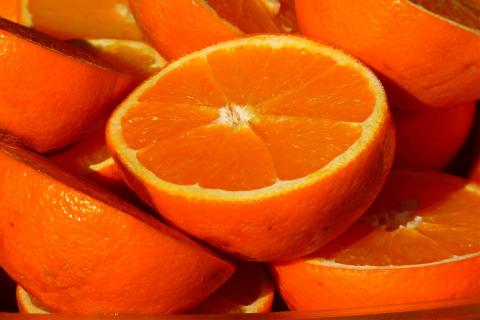 An orange. The French for "an orange" is "une orange".