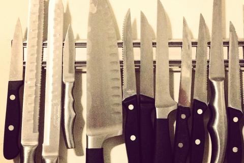 Twelve knives. The French for "twelve knives" is "douze couteaux". Twelve knives. The French for "twelve knives" is "douze couteaux".