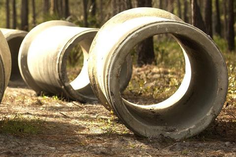 A cylinder. The French for "a cylinder" is "un cylindre".