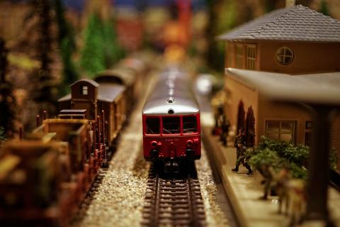 Toy train. The French for "toy train" is "train miniature".
