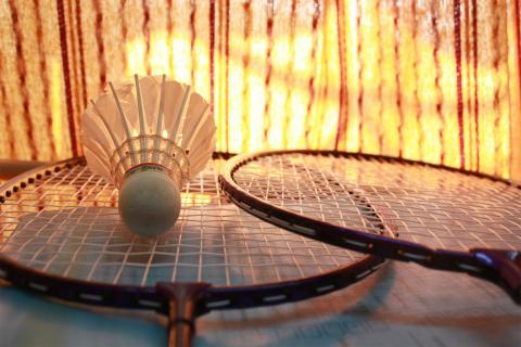 To play badminton. The French for "to play badminton" is "jouer au badminton". To play badminton. The French for "to play badminton" is "jouer au badminton".