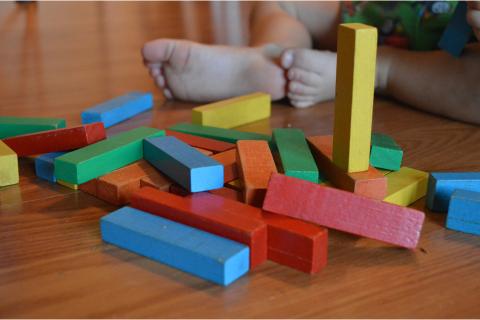 Some wooden blocks. The French for "some wooden blocks" is "des blocs en bois". Some wooden blocks. The French for "some wooden blocks" is "des blocs en bois".