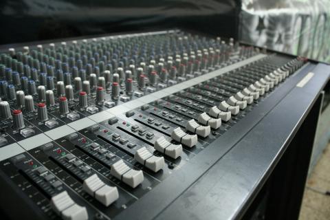 A console. The French for "a console" is "une console".