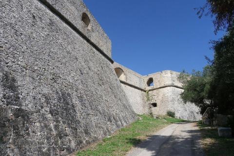 Vauban (military engineer and architect). The French for "Vauban (military engineer and architect)" is "Vauban".