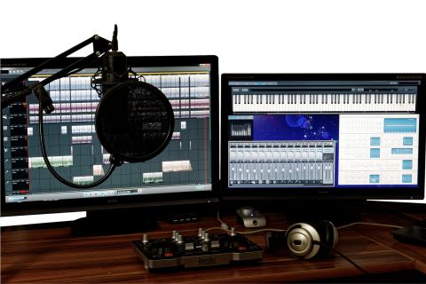 Recording. The French for "recording" is "enregistrement". Recording. The French for "recording" is "enregistrement".