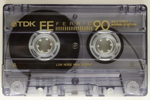 A tape. The French for "a tape" is "une cassette".