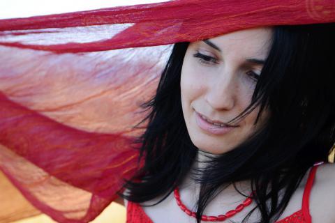 Black hair. The French for "black hair" is "des cheveux noirs".
