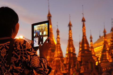 The tourist. The French for "the tourist" is "le touriste". The tourist. The French for "the tourist" is "le touriste".