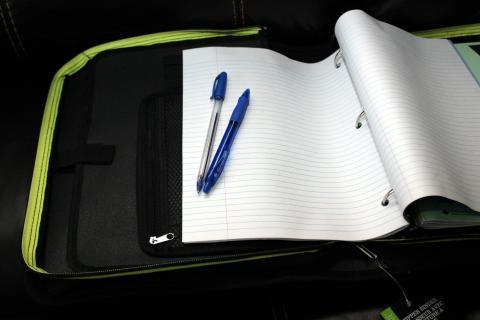 A folder; a binder. The French for "a folder; a binder" is "un classeur".