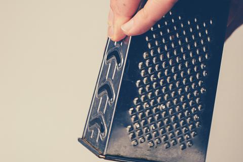 To grate. The French for "to grate" is "râper". To grate. The French for "to grate" is "râper".