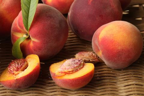 Some peaches. The French for "some peaches" is "des pêches". Some peaches. The French for "some peaches" is "des pêches".